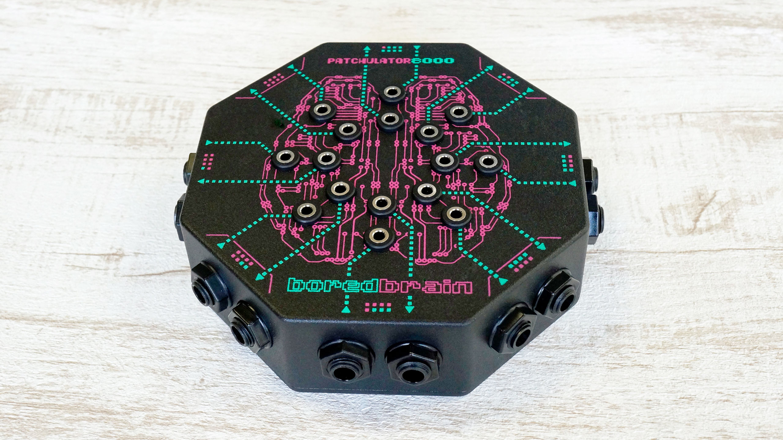 まるで宇宙船！？ペダルボード用パッチベイ「Boredbrain Music