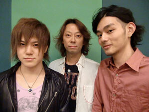 白井アキト(P)鶴谷智生(Ds)山本連(B)