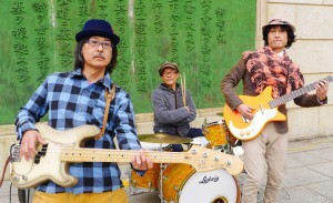 ヒノヒデキ(Vo,G)表現太郎(B)オカベワタル(Ds)