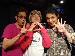 井上尚彦(Ds)和佐田達彦(B)進藤陽悟(P)