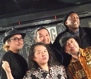 正一郎(Vo,G) 中村雅人(Ts from Sleep Walker) 中村建治(P from NANIWA EXP) バーベQ和佐田(B from 爆風スランプ) マーティー・ブレイシー(Ds from もんた&ブラザーズ)